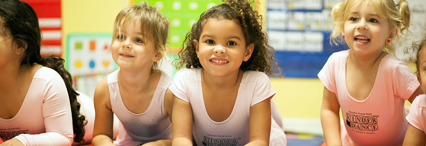 where-kinderdance-teaches girls playing on a mat in room